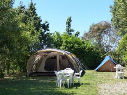 Petit camping vert pleine nature